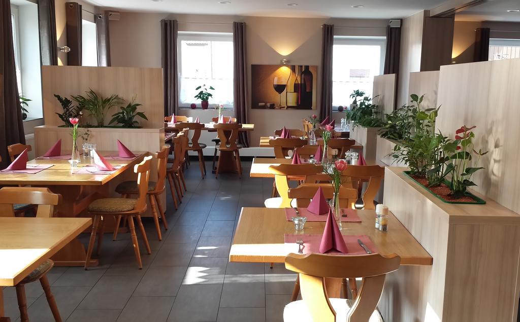 Gasthof Landhotel Gruner Baum Cadolzburg Esterno foto